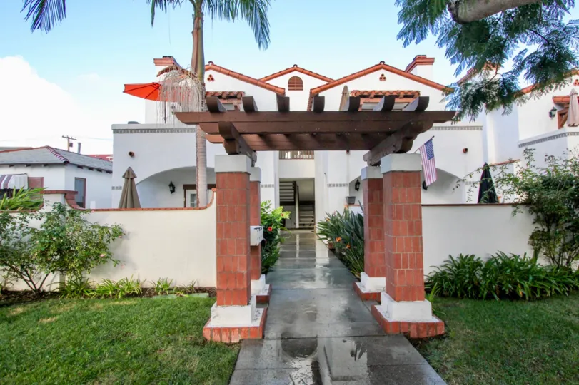 A grand enterance in the community rancho Las Palmas.