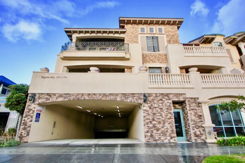 A BEAUTIFUL BIG VILLA AND A NICE TRESS AND IT LOOK LIKE A HUGE ONE FOR SO MANY PERSONS