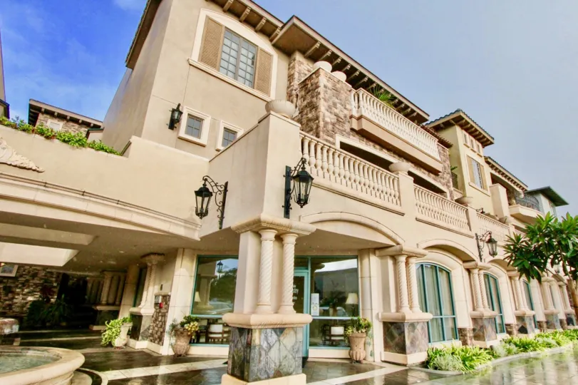 A BEAUTIFUL BIG VILLA AND A NICE TRESS AND IT LOOK LIKE A HUGE ONE FOR SO MANY PERSONS