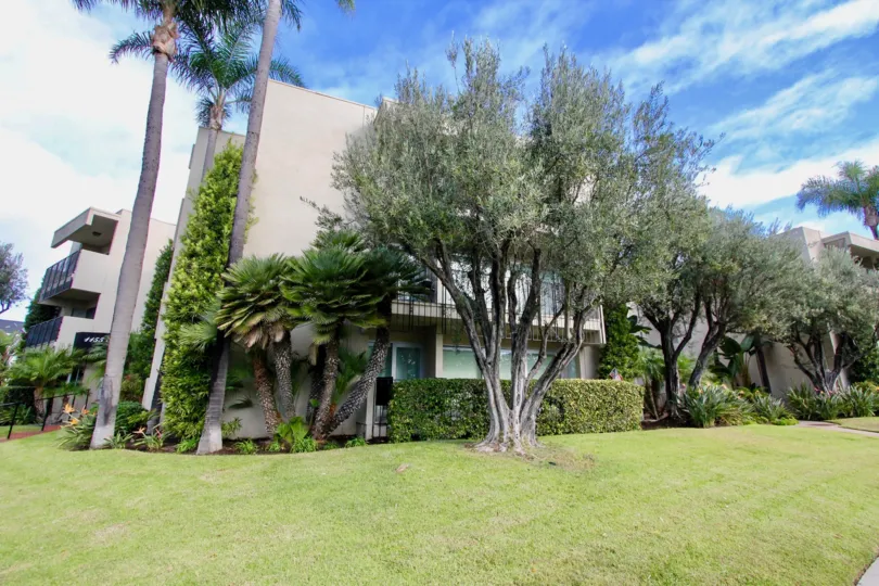 A BEAUTIFUL BIG VILLA AND A NICE GARDEN AND IT LOOK LIKE A HUGE ONE FOR SO MANY PERSONS