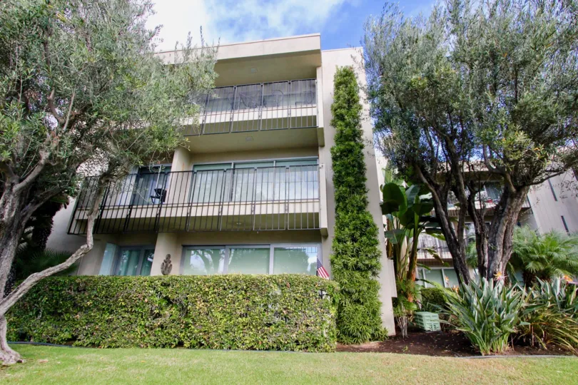 a most attractive and beautiful bungalow with beautiful lawn comfortable climate clean way visit with with family in weekendStar Park Condos