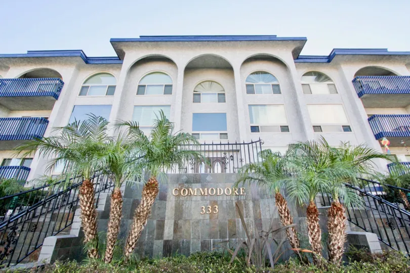 A BEAUTIFUL BIG VILLA AND A NICE TRESS AND IT LOOK LIKE A HUGE ONE FOR SO MANY PERSONS