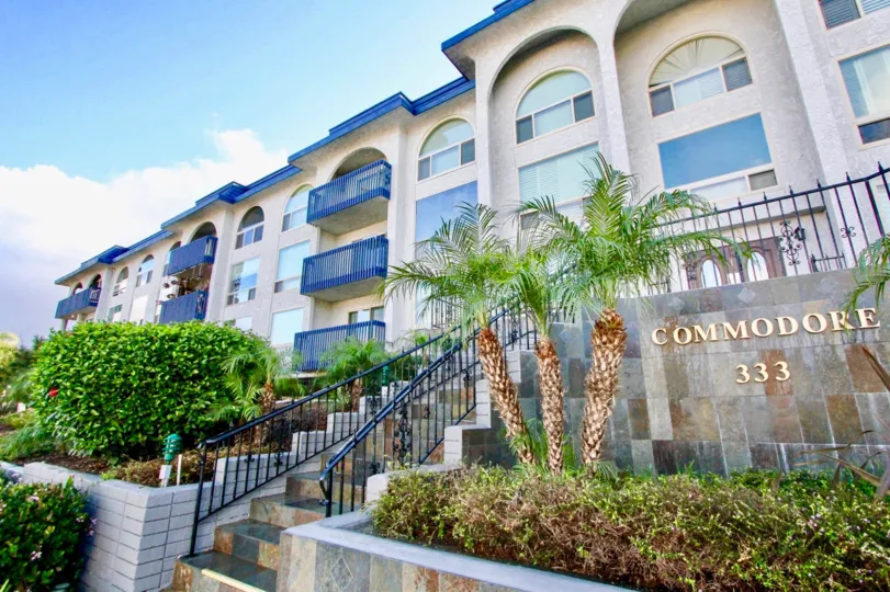 a most attractive The Commodore with beautiful tree and garden comfortable climate clean way visit with with family in weekend