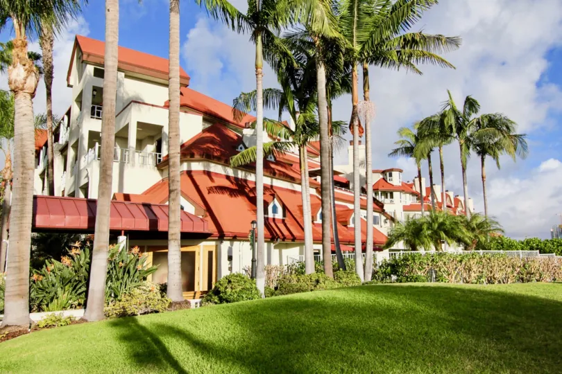 A BEAUTIFUL BIG VILLA AND A NICE GARDEN AND IT LOOK LIKE A HUGE ONE FOR SO MANY PERSONS