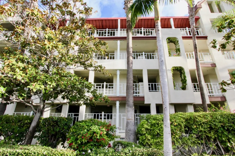 A BEAUTIFUL BIG VILLA AND A NICE TRESS AND IT LOOK LIKE A HUGE ONE FOR SO MANY PERSONS