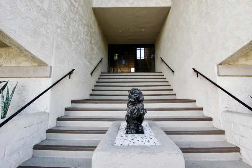 A statue is placed in front the apartment placed in Villa Corona