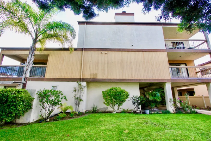 A BEAUTIFUL BIG VILLA AND A NICE GARDEN AND IT LOOK LIKE A HUGE ONE FOR SO MANY PERSONS