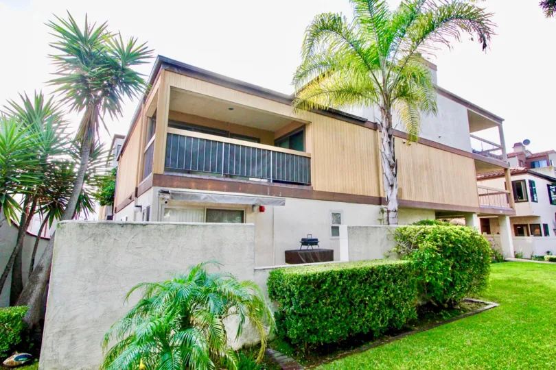 In Villa Del sur with plants, grass lands and plants