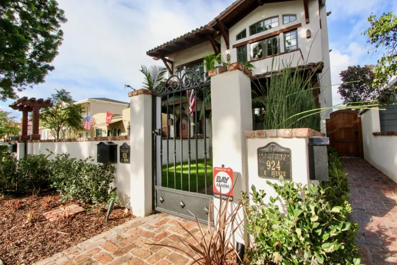 Beautiful and gated amazing house in Villas California