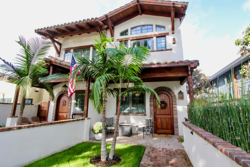 A beautiful house with wooden details in Villas, city of Coronado in California
