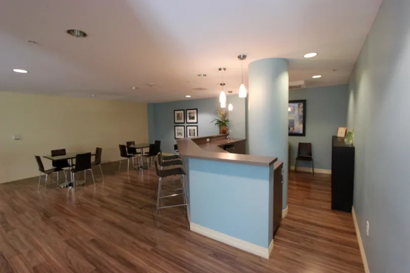 Meeting room with pastel walls with a bar in Alicante near Downtown San Diego, CA