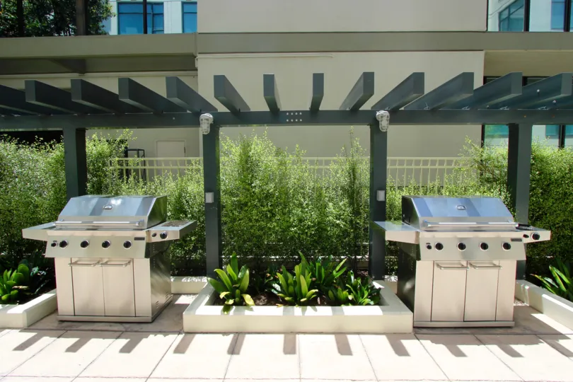 An outdoor barbecue area in Alicante community Downtown San Diego CA.