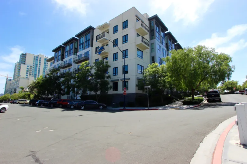 A street intersection view of Aloft on a sunny Downtown San Deigo day