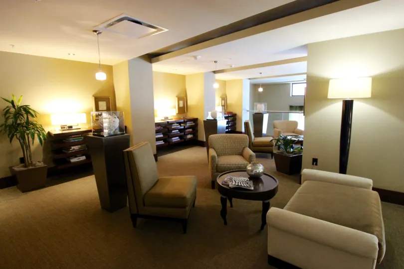 Welcoming common area with tables and chairs for relaxing, meeting friends, or having a drink.