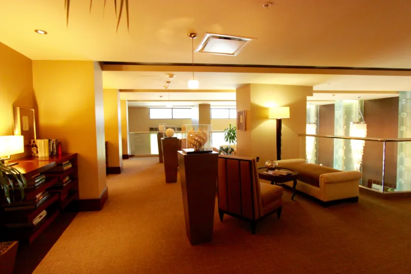 A perfect day at Bayside lounge with neat and clean floor and beautiful tables with light