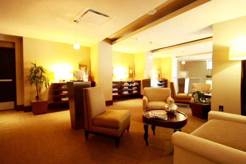 Cozy and well lit indoor meeting space inside the Bayside community