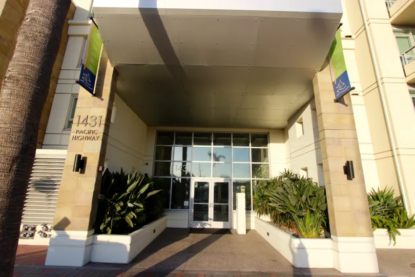 Breeza has a large and inviting entryway flanked by happy greenery; located in Downtown San Diego, California.