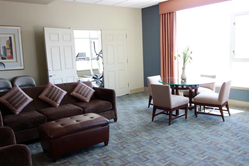 A SUNNY DAY IN THE DIAMOND TERRACE WITH ROOM AND GYM EQUIPMENT AND FURNISHED ITEM