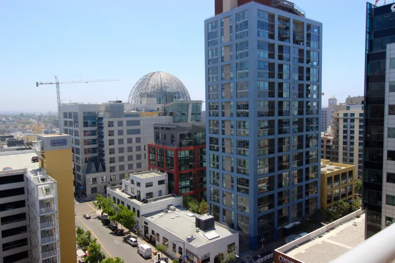 A SUNNY DAY IN THE DIAMOND TERRACE WITH SOME BUILDINGS, CARS, TREE