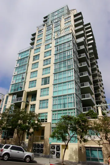 the house is aprtmen block i think and has very floors in street cars