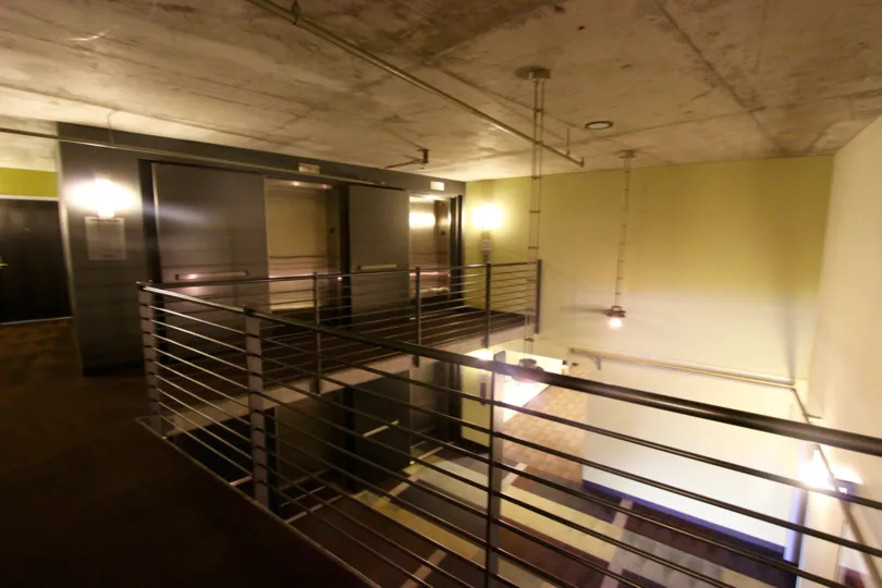THE COMPANY IN THE DOMA WITH LIFTS, BALCONI, LIGHTS.
