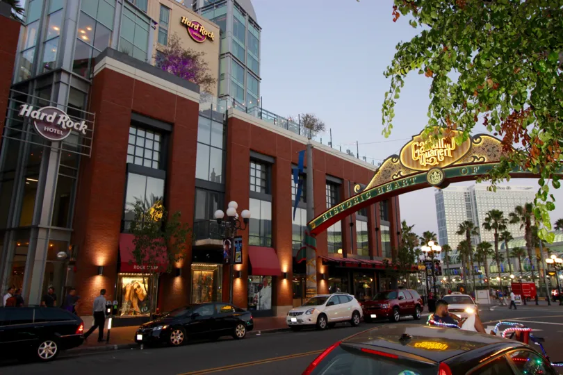 awesome entrance in front of the Hardrock building with Car parking