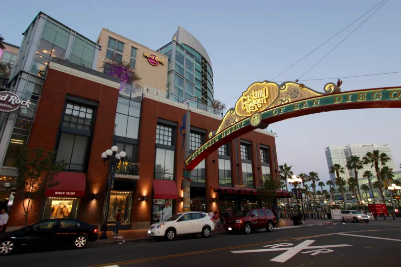 Welcome archway with shopping outlets in Hardrock.