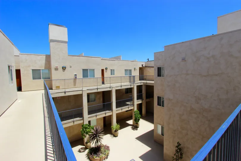 Hawthorn Place, City: Downtown San Diego, a nice view of a building where there are lot of balconies and corridors