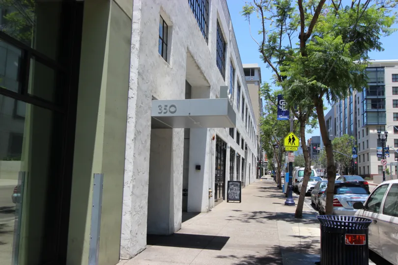A SUNNY DAY IN THE ICON BUILDING AND THE CARS PARKED