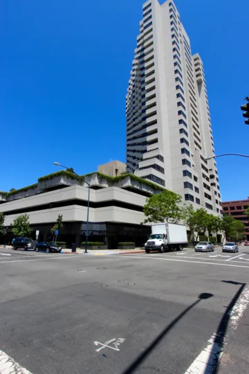 A SUNNY DAY IN THE MERIDIAN WITH BUILDING AND CARS