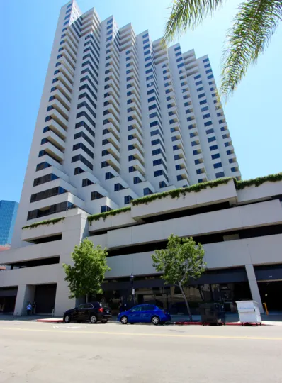 Apartments with highly efficient architecture and lawn in Meridian.