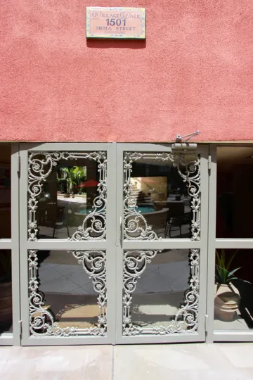 A nice red wall of the Willace Walk with a door at Palermo