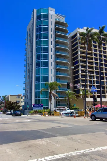A SUNNY DAY WITH TRAFFIC SIGNAL, APARTMENT IN THE PARK ONE