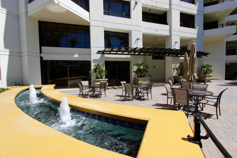THE HOTEL IN THE PARK PLACE WITH CHAIRS AND WATER, ENTRANCE.