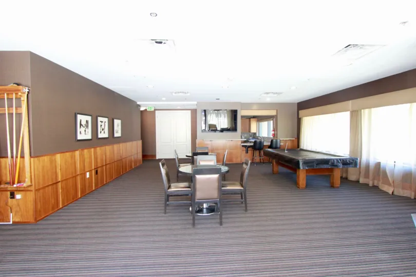 Wood themed, sleek and stylish apartment at Pinnacle, San Diego