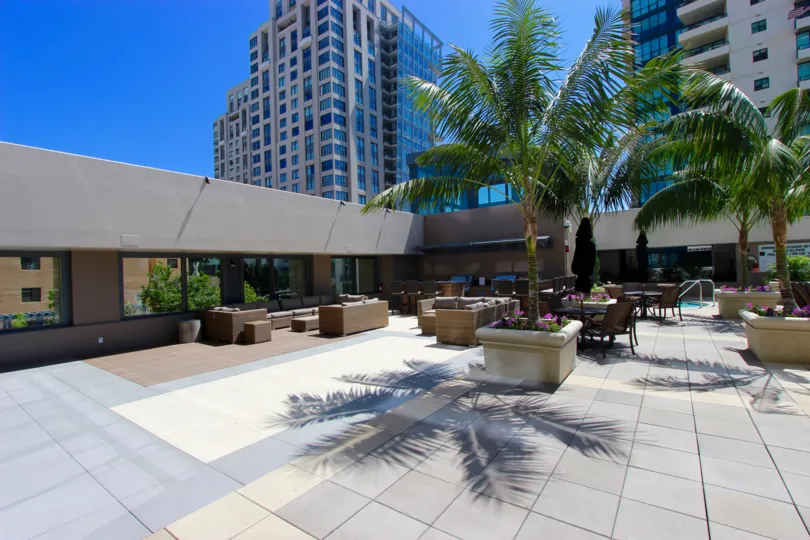 THE AFTERNOON DAY IN THE PINNACLE WITH HOTEL, TABLES AND TREES