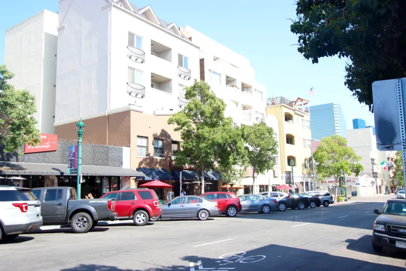 a sunny day for the Porto Siena residents to shop at local stores.