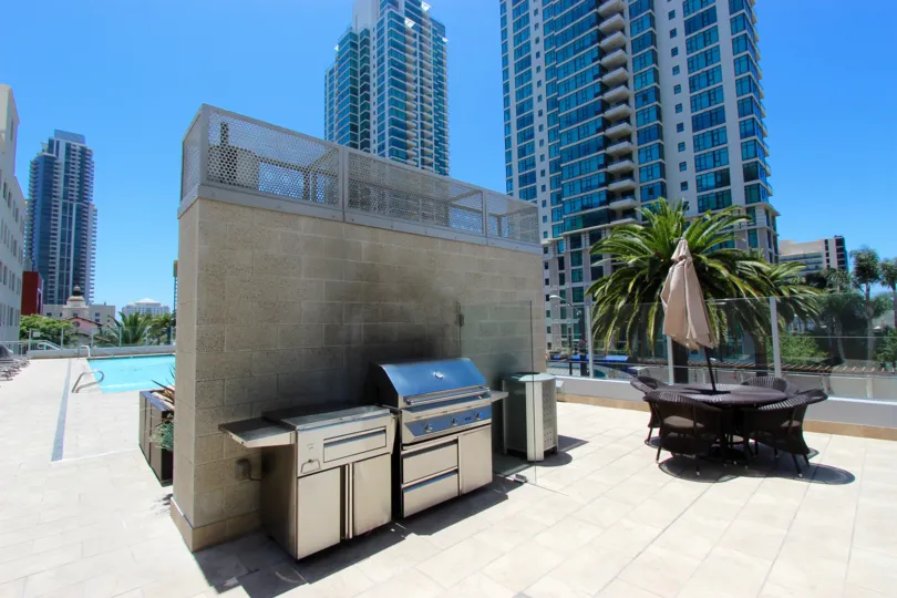 Sapphire Tower, City: Downtown San Diego, road side kitchen and a place to sit
