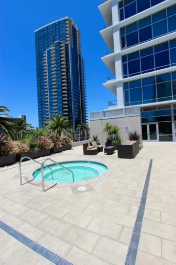 Sapphire Tower, City: Downtown San Diego, beautiful glass buildings with so many floors and nice windows