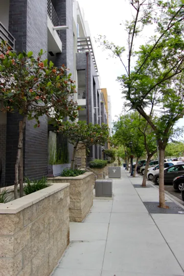 The Mills at Cortez Hill, City: Downtown San Diego, A nice building and balconies, cars parked
