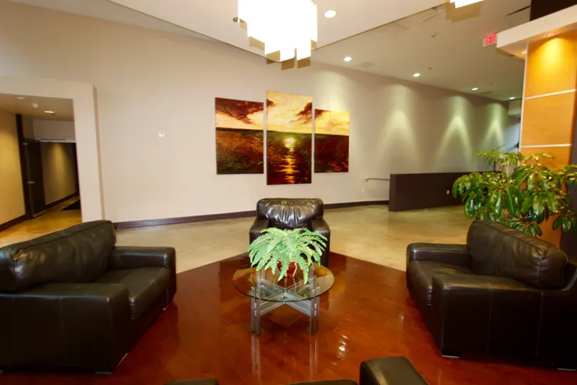 A beautiful visiting room in the Trellis with black color sofa settyA beatiful visitting room in the Trellis with black color sofa setty