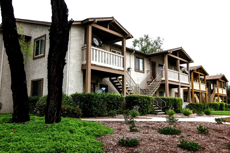 A BEAUTIFUL BIG VILLA AND A NICE GARDEN AND IT LOOK LIKE A HUGE ONE FOR SO MANY PERSONS