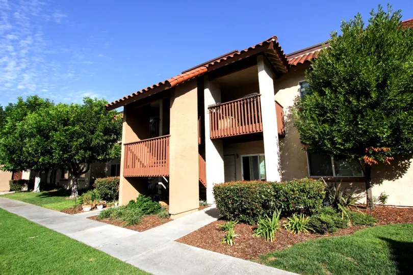 A BEAUTIFUL BIG VILLA AND A NICE GARDEN AND IT LOOK LIKE A HUGE ONE FOR SO MANY PERSONS
