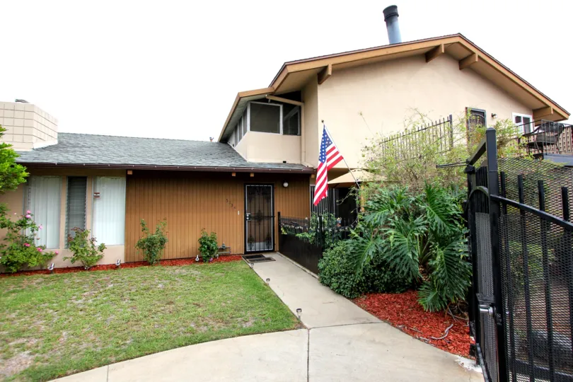 a most attractive and beautiful bungalow with beautiful lawn comfortable climate clean way visit with with family in weekend