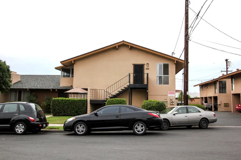 beautiful green grasses, car parking, wonderful home where a family can stay with a cool climate, Barbara Terrace, California