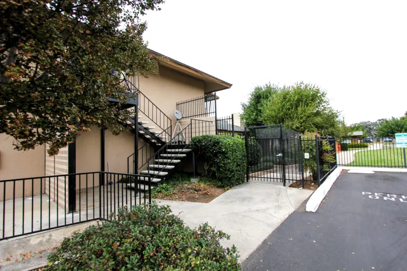 most fabulous attractive house with long and clean way with beautiful tree visit with family in weekend