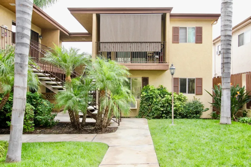 Garden Lounge and path of Cottage Villas of El Cajon.