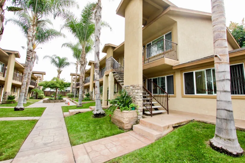A BEAUTIFUL BIG VILLA AND A NICE TRESS AND IT LOOK LIKE A HUGE ONE FOR SO MANY PERSONS