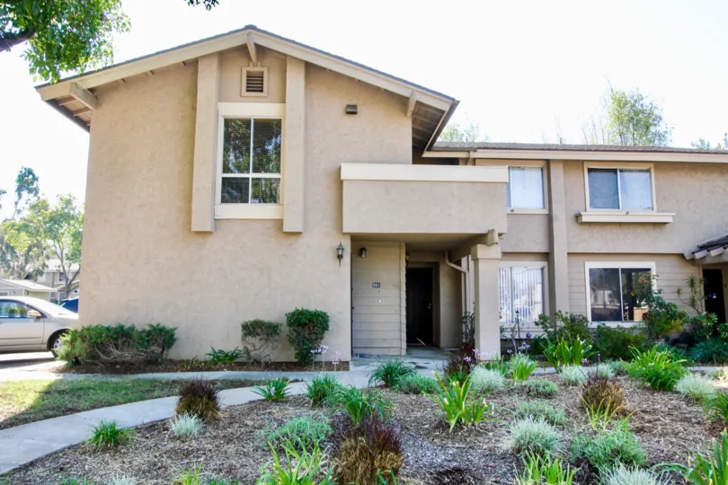 A BEAUTIFUL BIG VILLA AND A NICE TRESS AND IT LOOK LIKE A HUGE ONE FOR SO MANY PERSONS