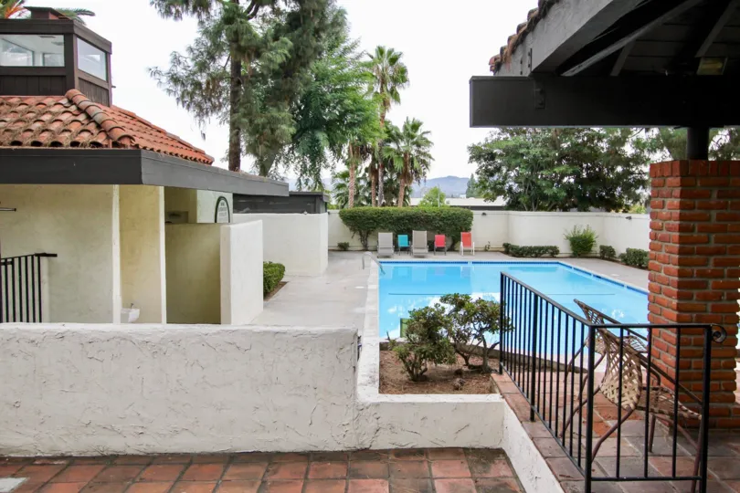 A BEAUTIFUL SWIMMING POOL WITH FULL OF WATER IN A VILLA